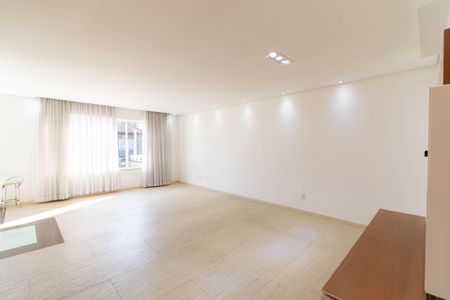 Casa à venda com 650m², 4 quartos e 5 vagasSala