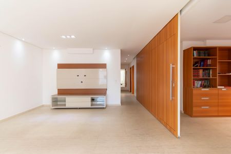 Casa à venda com 650m², 4 quartos e 5 vagasSala