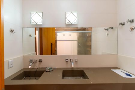 Casa à venda com 650m², 4 quartos e 5 vagasBanheiro da Suíte 4