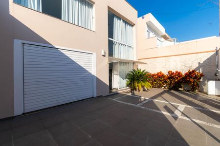 Casa à venda com 650m², 4 quartos e 5 vagasEntrada