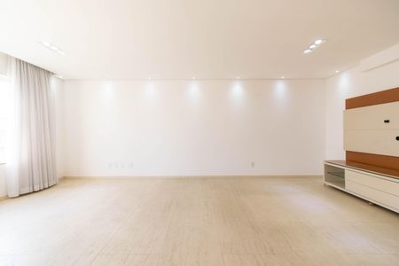 Casa à venda com 650m², 4 quartos e 5 vagasSala