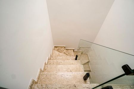 Casa à venda com 100m², 3 quartos e 2 vagas Casa à venda com 100m², 3 quartos e 2 vagasEscada