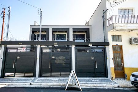 Casa à venda com 100m², 3 quartos e 2 vagas Casa à venda com 100m², 3 quartos e 2 vagasFachada