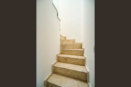 Casa à venda com 100m², 3 quartos e 2 vagas Casa à venda com 100m², 3 quartos e 2 vagasEscada