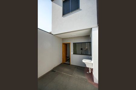 Casa à venda com 100m², 3 quartos e 2 vagas Casa à venda com 100m², 3 quartos e 2 vagasQuintal