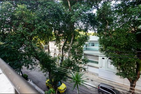 Casa à venda com 200m², 4 quartos e 2 vagas Casa à venda com 200m², 4 quartos e 2 vagasTerraço