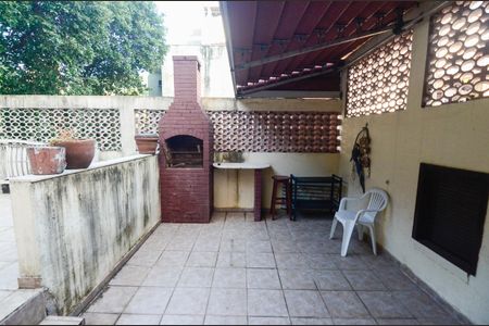 Casa à venda com 200m², 4 quartos e 2 vagas Casa à venda com 200m², 4 quartos e 2 vagasTerraço
