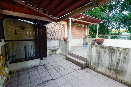 Casa à venda com 200m², 4 quartos e 2 vagas Casa à venda com 200m², 4 quartos e 2 vagasTerraço