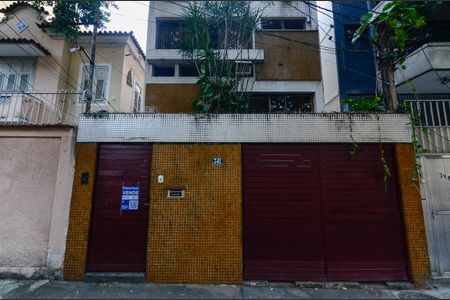 Casa à venda com 200m², 4 quartos e 2 vagas Casa à venda com 200m², 4 quartos e 2 vagasFachada