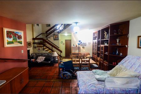 Casa à venda com 200m², 4 quartos e 2 vagas Casa à venda com 200m², 4 quartos e 2 vagasSala