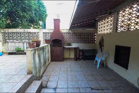Casa à venda com 200m², 4 quartos e 2 vagas Casa à venda com 200m², 4 quartos e 2 vagasTerraço