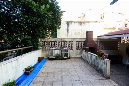 Casa à venda com 200m², 4 quartos e 2 vagas Casa à venda com 200m², 4 quartos e 2 vagasTerraço