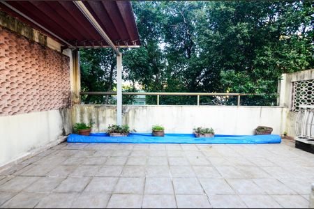 Casa à venda com 200m², 4 quartos e 2 vagas Casa à venda com 200m², 4 quartos e 2 vagasTerraço