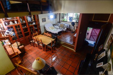 Casa à venda com 200m², 4 quartos e 2 vagas Casa à venda com 200m², 4 quartos e 2 vagasSala