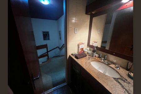 Casa à venda com 200m², 4 quartos e 2 vagas Casa à venda com 200m², 4 quartos e 2 vagasBanheiro Social