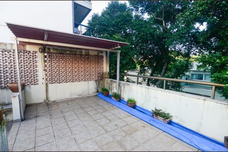 Casa à venda com 200m², 4 quartos e 2 vagas Casa à venda com 200m², 4 quartos e 2 vagasTerraço