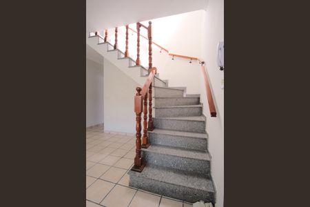 Casa para alugar com 200m², 3 quartos e 2 vagasEscada