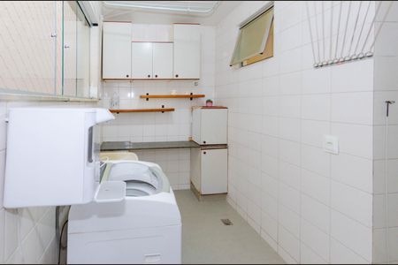 Apartamento à venda com 130m², 4 quartos e 2 vagas Apartamento à venda com 130m², 4 quartos e 2 vagasÁrea de serviço