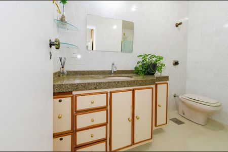 Apartamento à venda com 130m², 4 quartos e 2 vagas Apartamento à venda com 130m², 4 quartos e 2 vagasBanheiro suíte 1