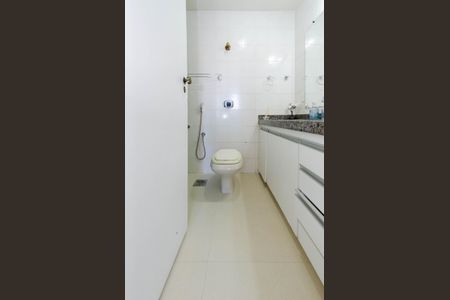 Apartamento à venda com 130m², 4 quartos e 2 vagas Apartamento à venda com 130m², 4 quartos e 2 vagasBanheiro social