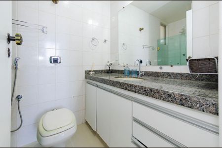 Apartamento à venda com 130m², 4 quartos e 2 vagas Apartamento à venda com 130m², 4 quartos e 2 vagasBanheiro social