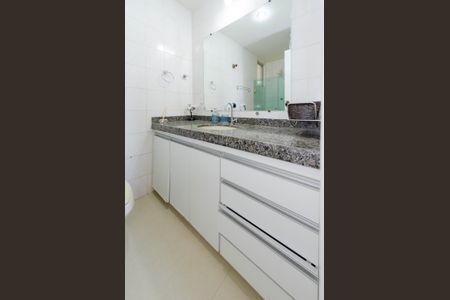 Apartamento à venda com 130m², 4 quartos e 2 vagas Apartamento à venda com 130m², 4 quartos e 2 vagasBanheiro social