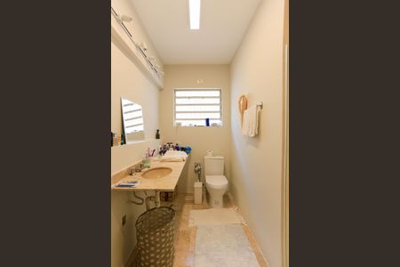 Casa à venda com 270m², 3 quartos e 3 vagasBanheiro 