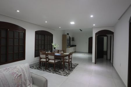 Casa à venda com 186m², 2 quartos e 4 vagasSala