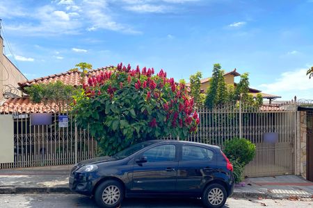 Casa à venda com 208m², 3 quartos e 2 vagas Casa à venda com 208m², 3 quartos e 2 vagasFachada