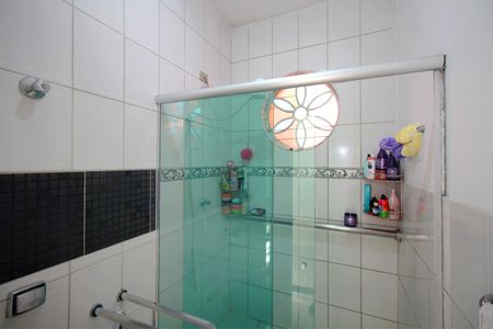 Casa à venda com 208m², 3 quartos e 2 vagasBanheiro