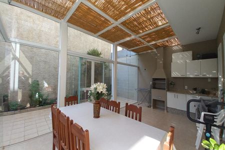 Casa de condomínio à venda com 155m², 3 quartos e 3 vagas Casa de condomínio à venda com 155m², 3 quartos e 3 vagasÁrea Comum