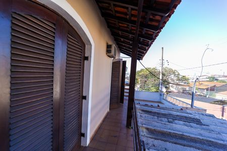 Casa à venda com 300m², 3 quartos e 2 vagas Casa à venda com 300m², 3 quartos e 2 vagasVaranda