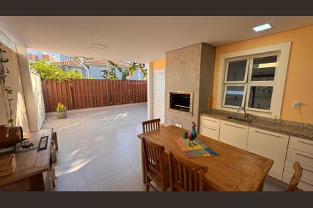 Casa de condomínio à venda com 132m², 3 quartos e 2 vagas Casa de condomínio à venda com 132m², 3 quartos e 2 vagasChurrasqueira