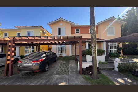 Casa de condomínio à venda com 132m², 3 quartos e 2 vagas Casa de condomínio à venda com 132m², 3 quartos e 2 vagasFachada