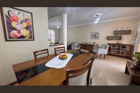 Casa de condomínio à venda com 132m², 3 quartos e 2 vagas Casa de condomínio à venda com 132m², 3 quartos e 2 vagasSala de Jantar