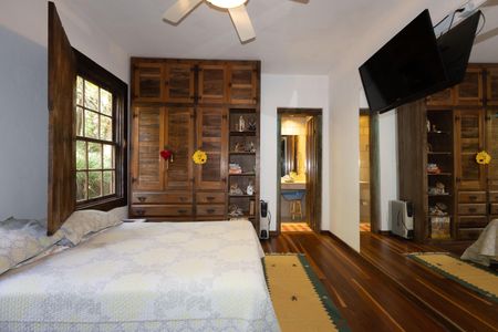 Casa de condomínio à venda com 559m², 5 quartos e 4 vagas Casa de condomínio à venda com 559m², 5 quartos e 4 vagasQuarto 2