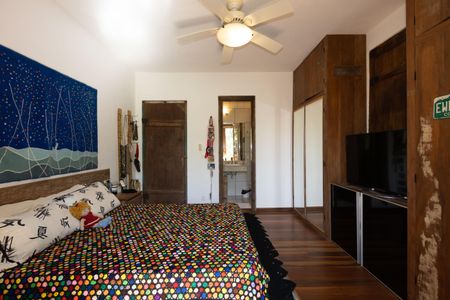 Casa de condomínio à venda com 559m², 5 quartos e 4 vagas Casa de condomínio à venda com 559m², 5 quartos e 4 vagasQuarto 1