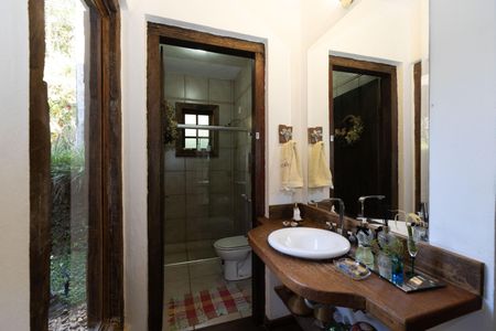 Casa de condomínio à venda com 559m², 5 quartos e 4 vagas Casa de condomínio à venda com 559m², 5 quartos e 4 vagasBanheiro do Corredor