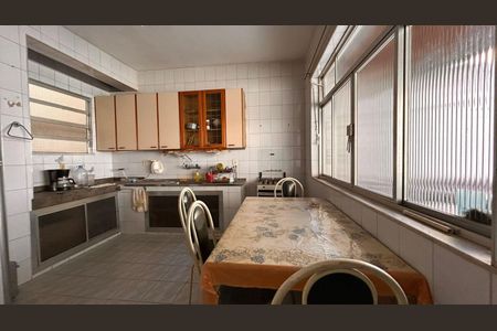 Casa à venda com 384m², 5 quartos e 1 vaga