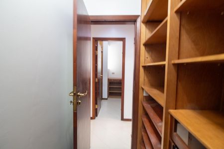 Casa à venda com 447m², 4 quartos e 2 vagas Casa à venda com 447m², 4 quartos e 2 vagasCloset da Suíte 4