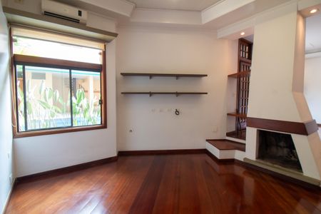 Casa à venda com 447m², 4 quartos e 2 vagas Casa à venda com 447m², 4 quartos e 2 vagasSala da Lareira