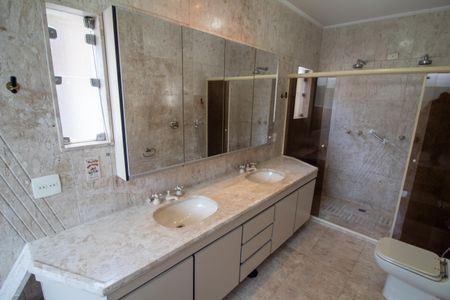 Casa à venda com 447m², 4 quartos e 2 vagas Casa à venda com 447m², 4 quartos e 2 vagasBanheiro da Suíte 4