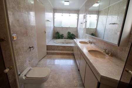 Casa à venda com 447m², 4 quartos e 2 vagas Casa à venda com 447m², 4 quartos e 2 vagasBanheiro da Suíte 4