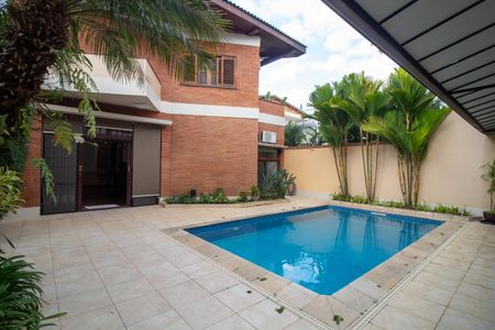 Casa à venda com 447m², 4 quartos e 2 vagas Casa à venda com 447m², 4 quartos e 2 vagasÁrea comum - Piscina