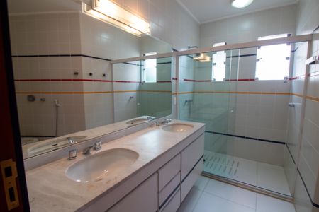 Casa à venda com 447m², 4 quartos e 2 vagas Casa à venda com 447m², 4 quartos e 2 vagasBanheiro Social