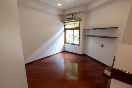 Casa à venda com 447m², 4 quartos e 2 vagas Casa à venda com 447m², 4 quartos e 2 vagasSala da Lareira