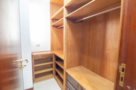 Casa à venda com 447m², 4 quartos e 2 vagas Casa à venda com 447m², 4 quartos e 2 vagasCloset da Suíte 4