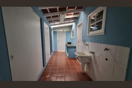 Casa de condomínio à venda com 303m², 3 quartos e 4 vagas