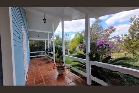Casa de condomínio à venda com 303m², 3 quartos e 4 vagas