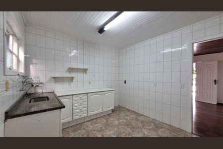 Casa de condomínio à venda com 303m², 3 quartos e 4 vagas